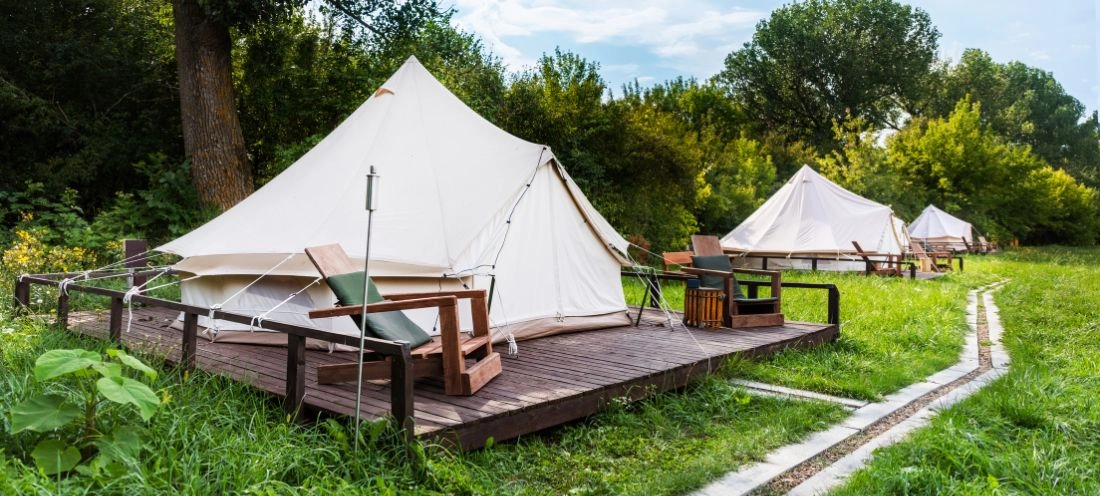 Pourquoi Installer une Plateforme en bois pour Votre Hébergement de glamping (HLL ou non) ? 